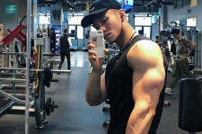 安岳肌肉男模(肌肉男模拟器)