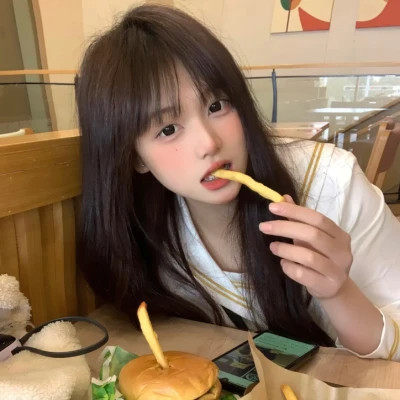 安岳伴游女生李欣怡的资料